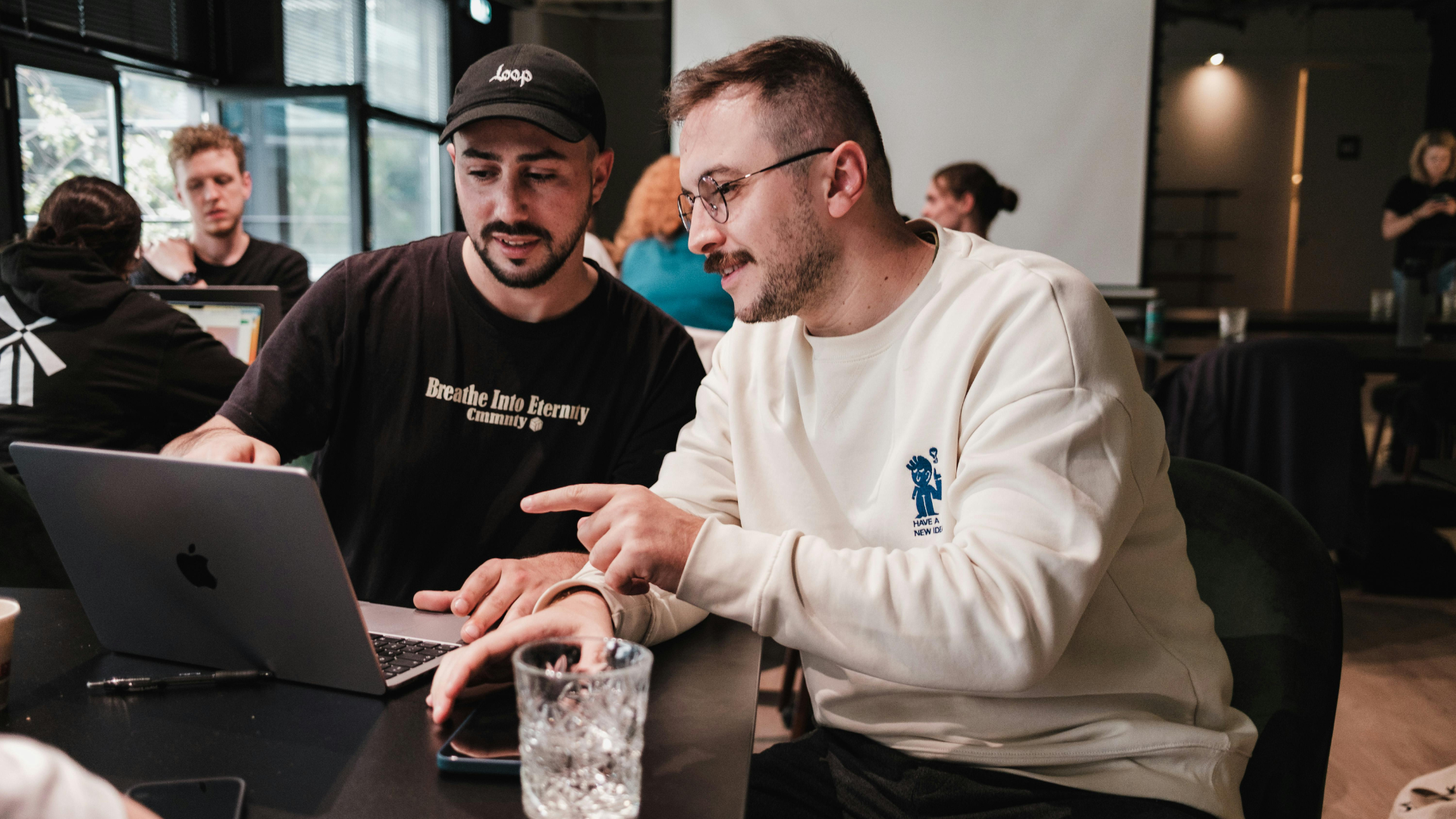 Colaboração entre profissionais em workspace