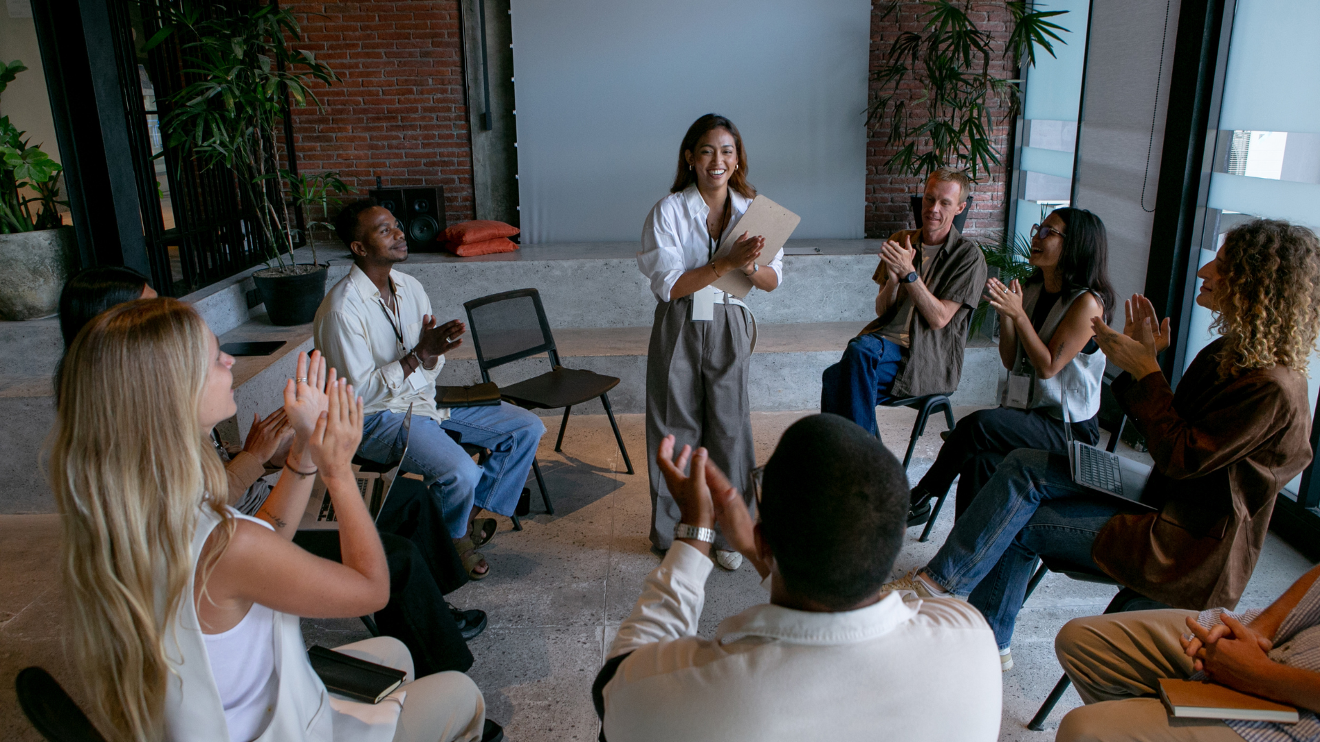 Grupo celebrando uma dinâmica de desenvolvimento